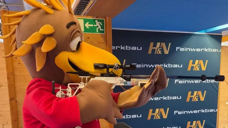 Foto: DSJ / Auch DSJ-Maskottchen Shooty zeigt sich von der Disziplin Laufende Scheibe begeistert. Foto: DSJ / Auch DSJ-Maskottchen Shooty zeigt sich von der Disziplin Laufende Scheibe begeistert.