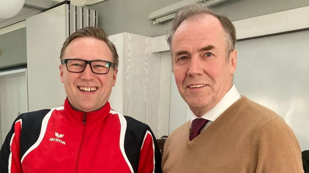 Foto: DSB / DSB-Präsident Hans-Heinrich von Schönfels zeichnete Sascha Dibowski zum "Stillen Star des Monats März 2024" aus, nun ist der Berliner zum "Stillen Star des Jahres 2024" gewählt worden.