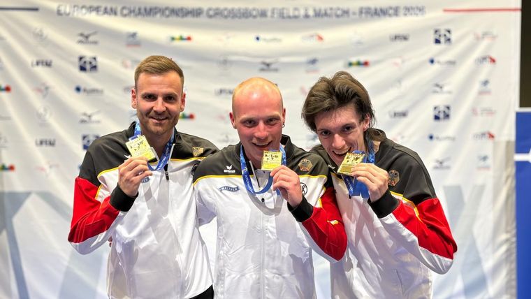 Foto: DSB / V.l.: Louis Fürst, Marius Klöckers und Simon Eiglsperger gewannen mit deutschem Rekord den EM-Titel mit der 30m-Armbrust.