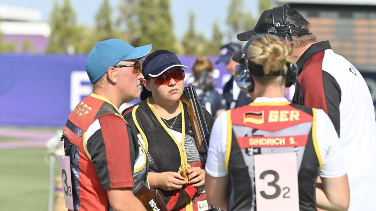 Foto: ESC / Die deutschen Trap-Schützinnen Katrin Quooß, Kathrin Murche und Sarah Bindrich wollen gemeinsam mit Bundestrainer Uwe Möller eine erfolgreiche WM absolvieren.