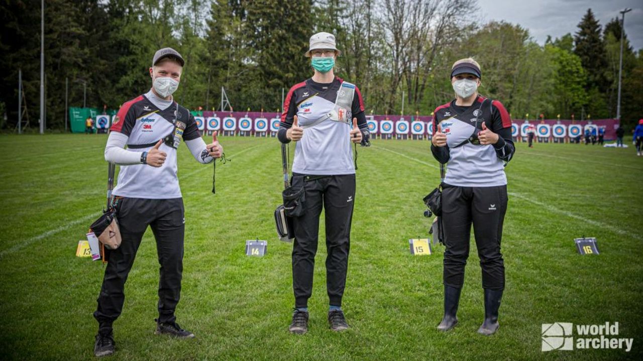 Foto: World Archery / Daumen hoch für die deutschen Recurverinnen Michelle Kroppen, Lisa Unruh und Katharina Bauer, die in der Qualifikation einen neuen Europarekord schossen.