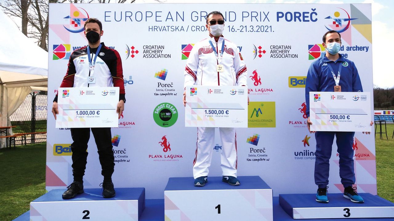 Foto: Archery Europe / Der verdiente Lohn für Maximilian Weckmüller nach einem bärenstarken Turnier.