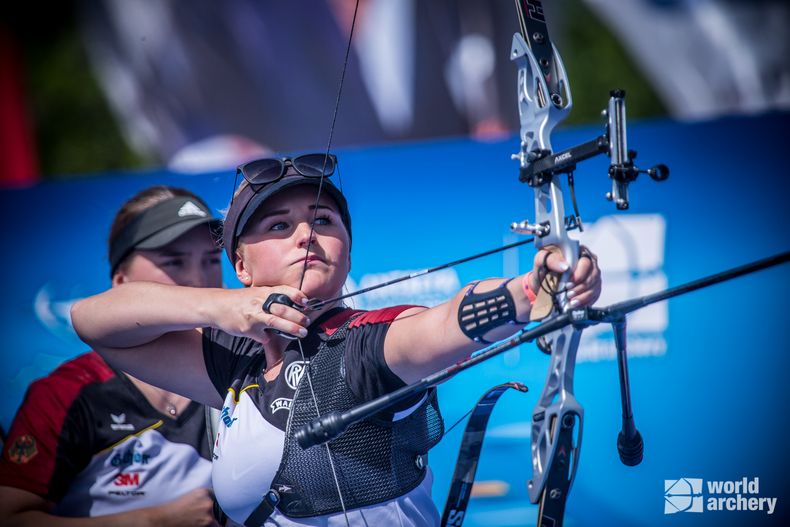 Foto: World Archery / Erst miteinander im Team zu Silber, dann Konkurrentinnen um Bronze im Einzel: Charline Schwarz und Katharina Bauer.