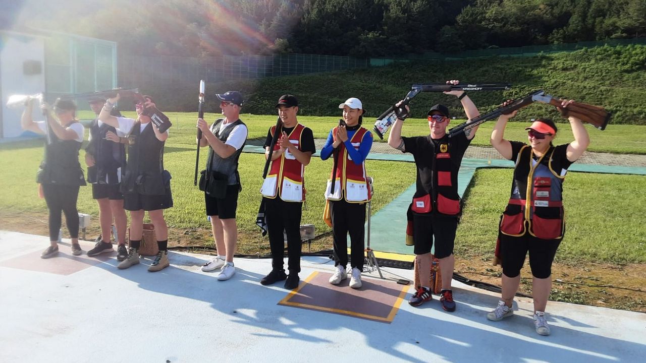 Foto: DSB / Hoch die Hände und Waffen! Bronze für Andreas Löw und Kathrin Murche im Trap-Mixed in Changwon.