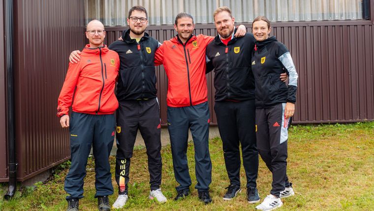 Foto: CISM / Die deutschen Medaillengewinner bei der Militär-WM v.l.: Co-Trainer Pistole Fabian Henke, Florian Peter, Markus Kremser, Oliver Geis und Pistolen-Trainerin/-Athletin Sandra Reitz.