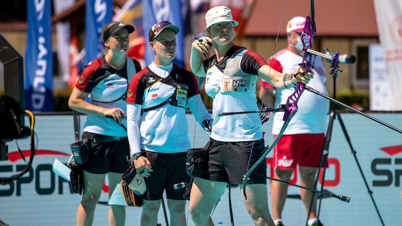 Foto: World Archery Europe / Bei der EM gewannen v.l. Charline Schwarz, Michelle Kroppen und Lisa Unruh Silber. Nun ist das Trio neben drei weiteren Schützinnen in der internen Olympia-Qualifikation gefordert.