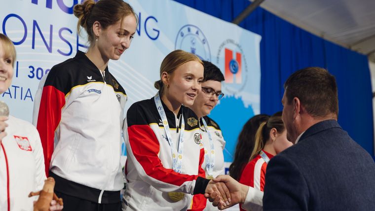 Foto: ESC / Nele Stark, hier bei der Ehrung zu Team-Gold mit Anna Janßen und Lisa Grub, feierte in Osijek ihren bisher größten Erfolg in der Karriere.