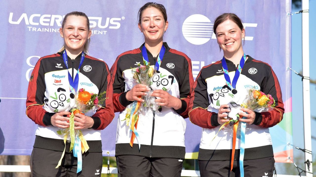 Foto: Trap Concaverde / Valentina Umhöfer, Eva-Tamara Reichert und Nadine Messerschmidt strahlen nach dem Gewinn der Bronzemedaille im Team-Wettbewerb.