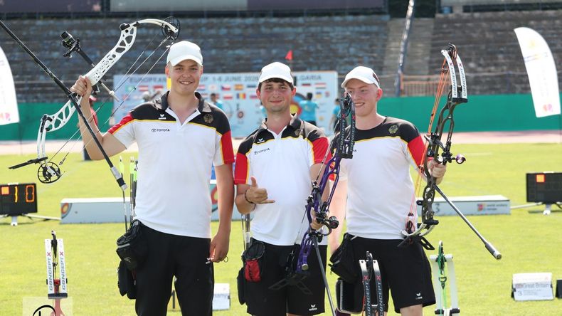 Foto: WAE / Unschlagbar in Ruse: Die deutschen U21 Compounder Simon Moritz, Fabio Alex und Noah Nuber (v.l.) gewannen Gold im Team und alle drei Einzelmedaillen.