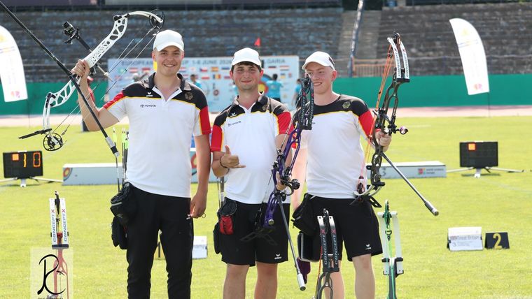 Foto: WAE / Beim Youth Cup im bulgarischen Ruse gelang den deutschen Nachwuchs-Compoundern Historisches: Simon Moritz, Fabio Alex und Noah Nuber (v.l.) belegten die Plätze eins bis drei.