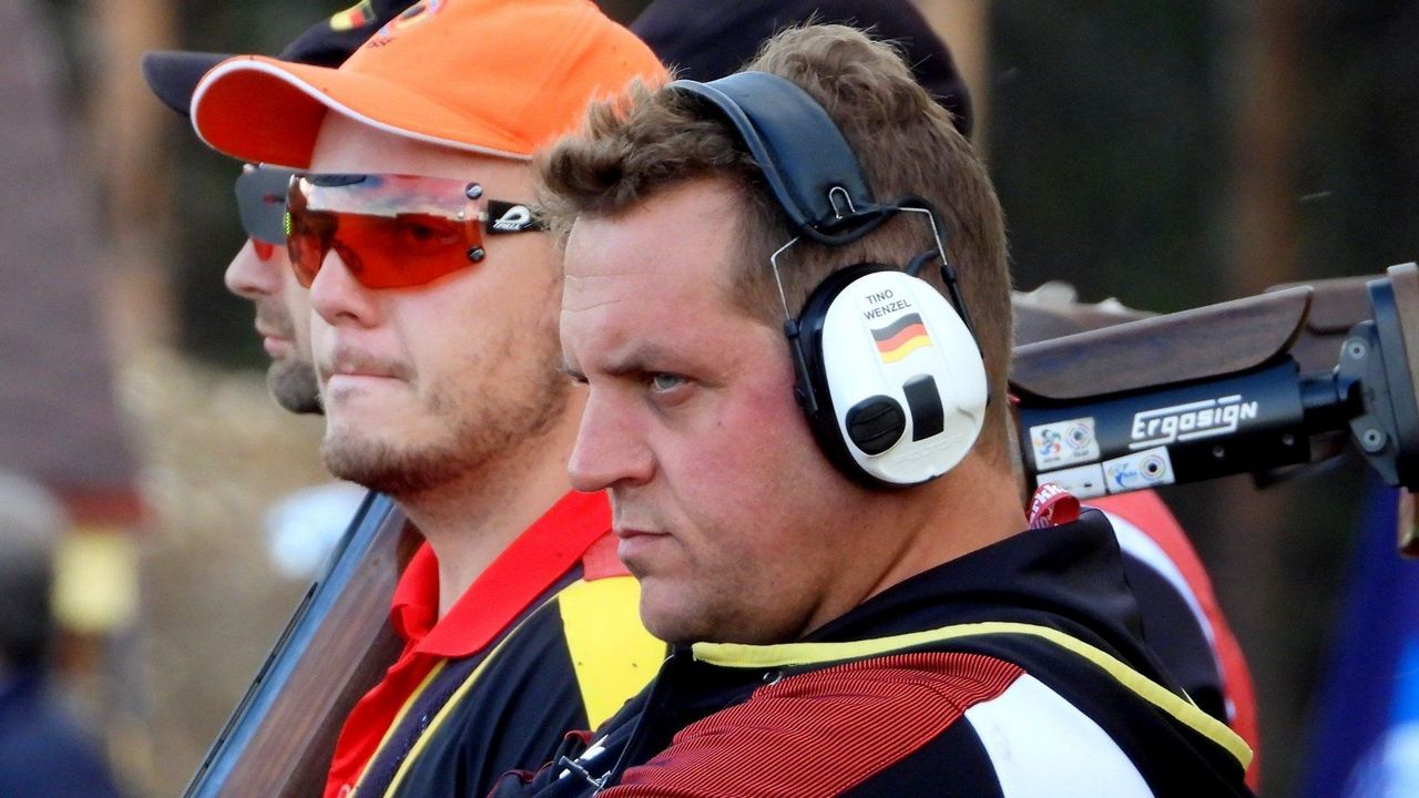 Foto: ISSF / Trainer Tino Wenzel und Vincent Haaga blicken kritisch.