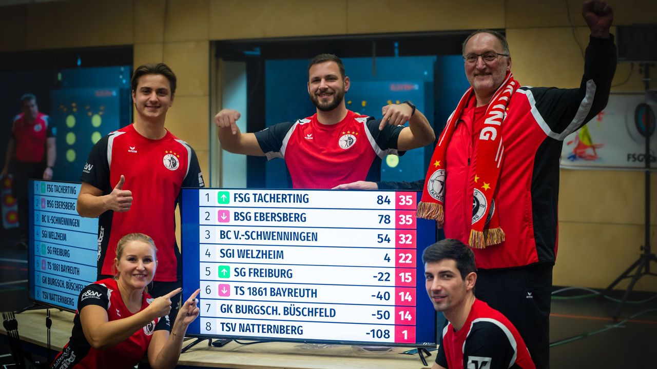 Foto: Foto-Lamprecht.de / Da steht es blau auf weiß: Die FSG Tacherting hat die Tabellenspitze im Süden übernommen.