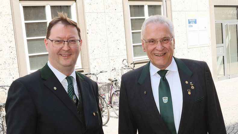 Foto: BSSB / BSSB-Landesschützenmeister Christian Kühn konnte Bayerns Innenminister Joachim Herrmann zum 71. Bayerischen Schützentag begrüßen. Foto: BSSB / BSSB-Landesschützenmeister Christian Kühn konnte Bayerns Innenminister Joachim Herrmann zum 71. Bayerischen Schützentag begrüßen.