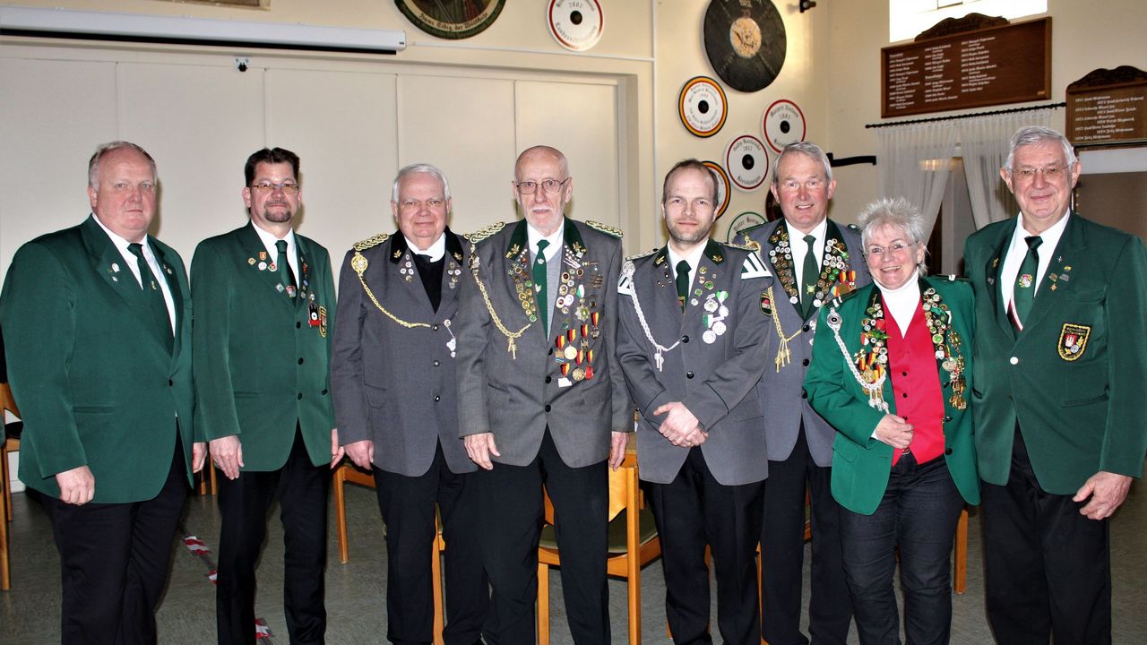 Foto: Schützenverband Hamburg / Die Siegermannschaft des Comeback-Mannschaftsschießens, der Schützenverein Moisburg, u.a. mit Hamburgs Präsident Lars Bathke (2. v.l.).