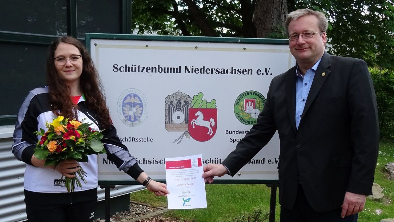 Foto: NSSV / Vanessa Seeger wurde von NSSV-Geschäftsführer Ulrich Nordmann die Urkunde überreicht.