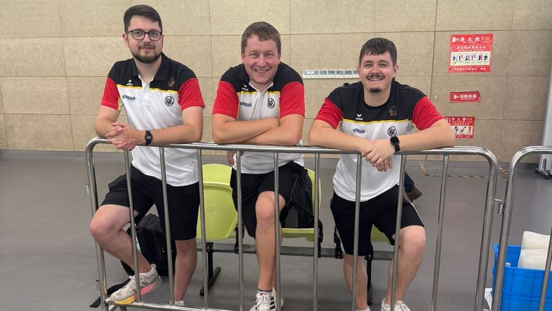 Foto: DSB / Interessierte Zaungäste bei den Gewehrschützen: Das Schnellfeuerpistolen-Trio Florian Peter, Christian Reitz und Fabian Otto.