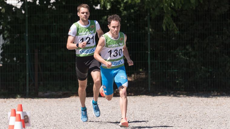 Foto: Britta Kußmaul / Dreifach-Weltmeister Jacob Hofmann (links) kurz vor dem entscheidenden Überholmanöver mit dem Italiener Marco Ammirati.
