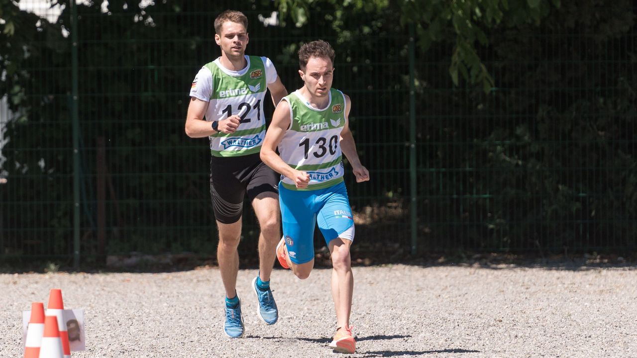 Foto: Britta Kußmaul / Dreifach-Weltmeister Jacob Hofmann (links) kurz vor dem entscheidenden Überholmanöver mit dem Italiener Marco Ammirati.
