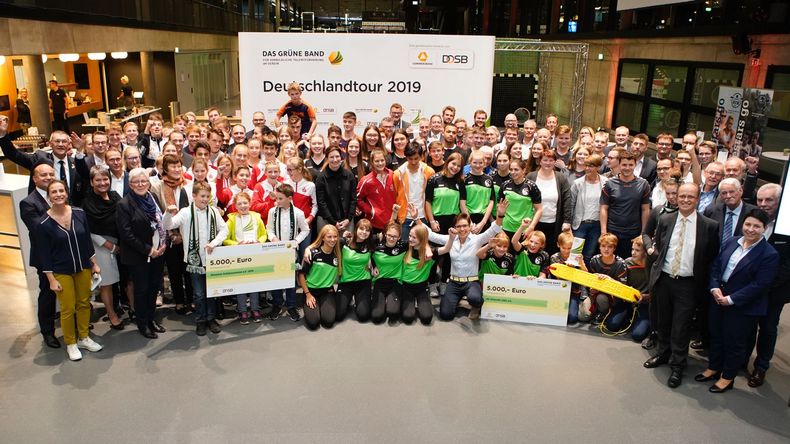 Foto: DOSB: Die ersten acht Preisträger des Grünen Bandes auf dem Gruppenfoto. Foto: DOSB: Die ersten acht Preisträger des Grünen Bandes auf dem Gruppenfoto.