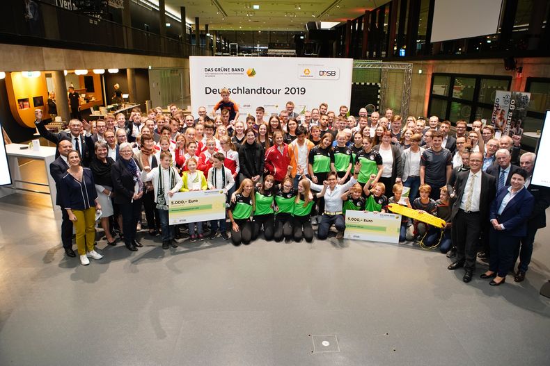 Foto: DOSB: Die ersten acht Preisträger des Grünen Bandes auf dem Gruppenfoto. Foto: DOSB: Die ersten acht Preisträger des Grünen Bandes auf dem Gruppenfoto.