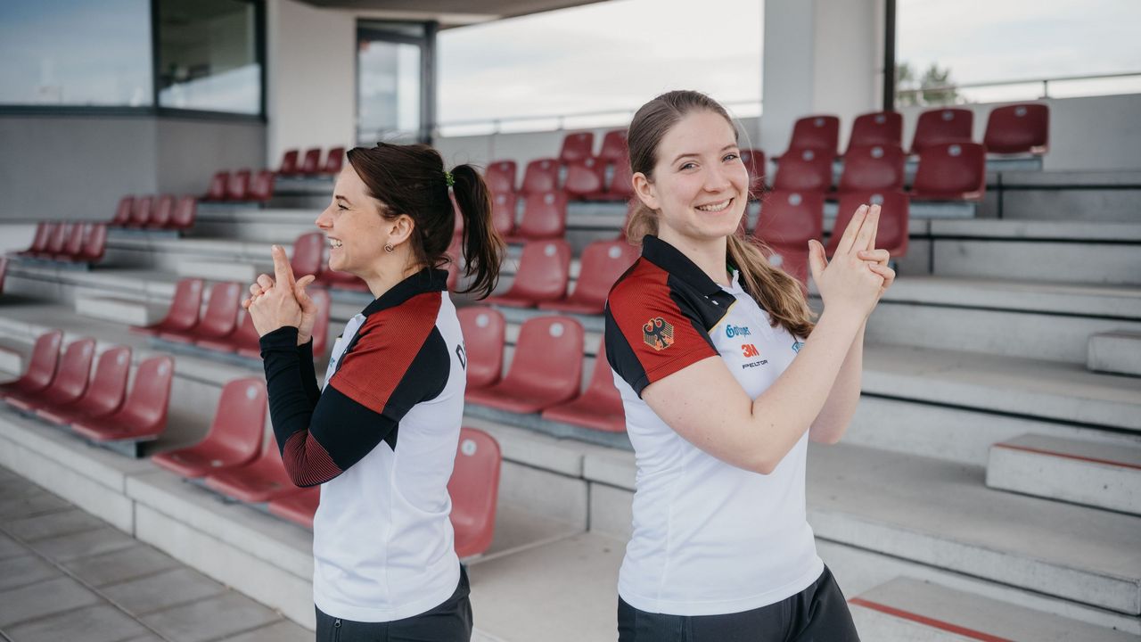 Bild: DSB / Monika Karsch (li.) und Doreen Vennekamp (re.) gewinnen die Olympiaqualifikation mit der Sportpistole.