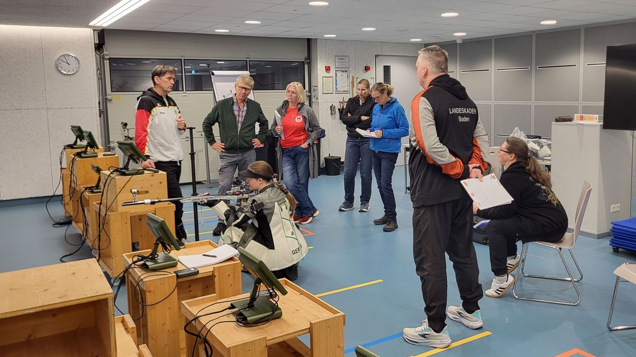Foto: DSB / U.a. Hochkarätige Referenten, wie hier Gewehr-Bundestrainer Wolfram Waibel, geben Einblicke und ihre Sichtweisen an die potenziellen A-Trainer weiter.