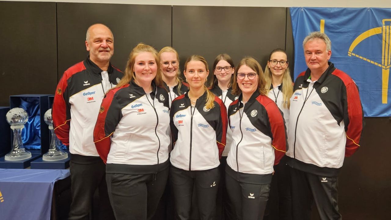 Foto: DSB / Die deutschen Armbrust-Frauen mit Trainern freuten sich über Silber für Britta Wolf (2. Person v.l.).