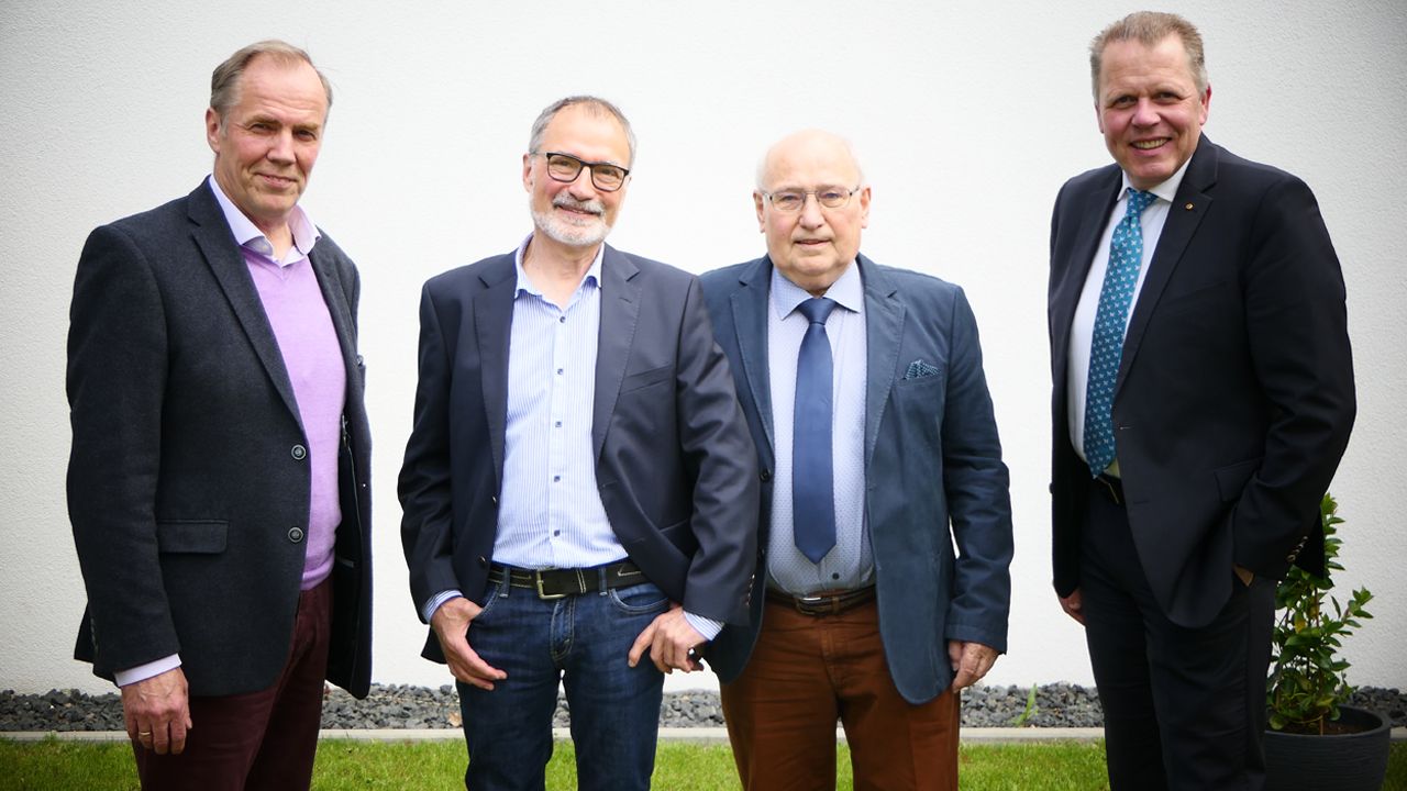 Foto: DSB / DSB-Präsident Hans-Heinrich von Schönfels, Vizepräsident Sport Gerhard Furnier und Bundesgeschäftsführer Jörg Brokamp waren bei der Verabschiedung von Heiner Gabelmann (2.v.l.) auch dabei.