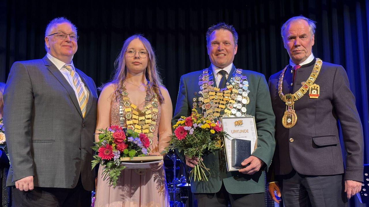 Foto: Nataly Kemmelmeier / Die neuen Majestäten Melissa Wilbert und Michael Piorr mit DSB-Präsident Hans-Heinrich von Schönfels und Stefan Rinke, DSB-Vizepräsident Jugend.
