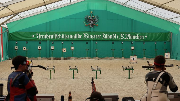 Foto: BSSB / Im Schützenzelt beim Oktoberfest werden die Titelträger über 30m ausgeschossen. 