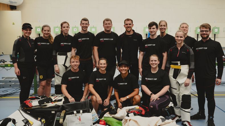 Foto: DSJ / Die Spitzenschützen des Shooty Cup 2024 - natürlich im passenden T-Shirt. Foto: DSJ / Die Spitzenschützen des Shooty Cup 2024 - natürlich im passenden T-Shirt.