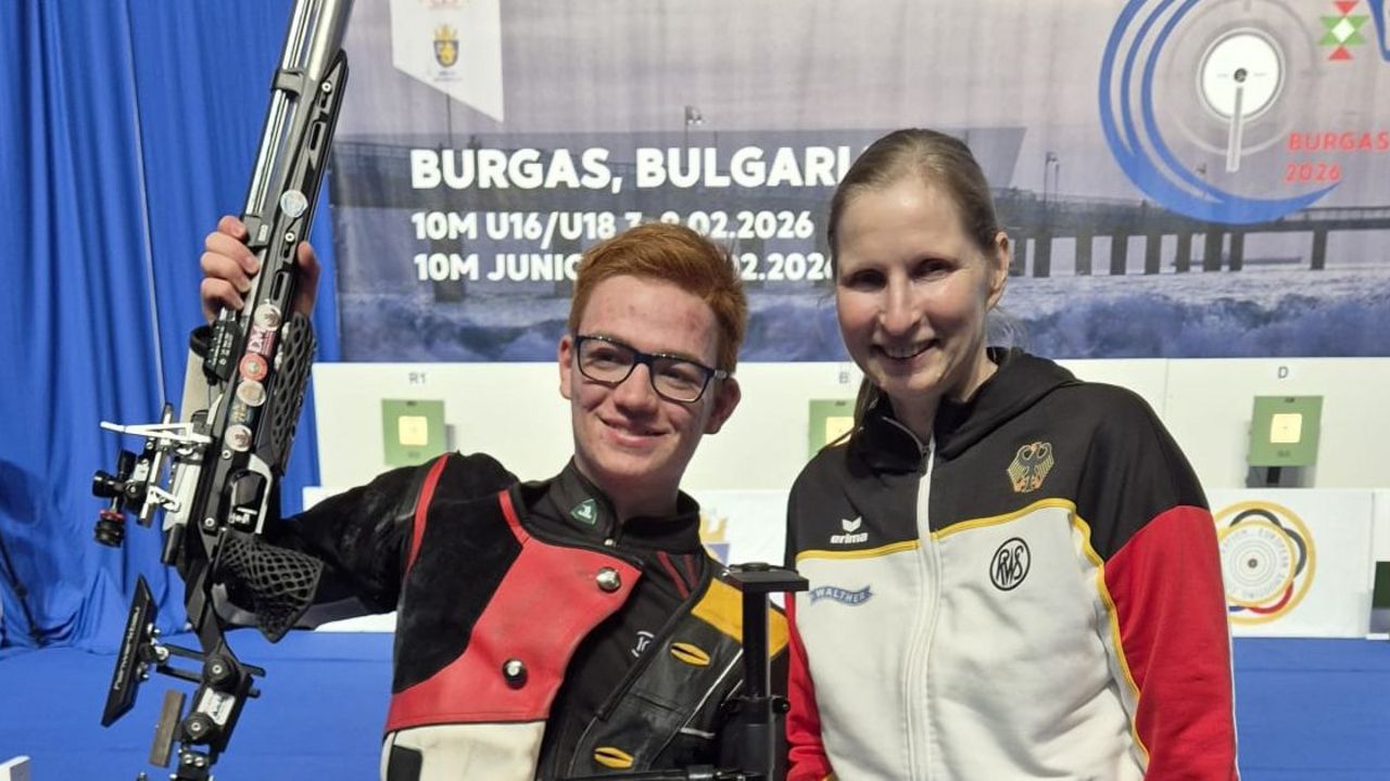 Foto: DSB / Benedikt Ascher gewann Einzel-Silber und Team-Gold und freute sich mit Bundestrainerin Claudia Kulla.