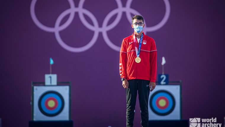 Foto: World Archery / Der Moment des größten Erfolges: Mete Gazoz in Tokio mit der olympischen Goldmedaille.