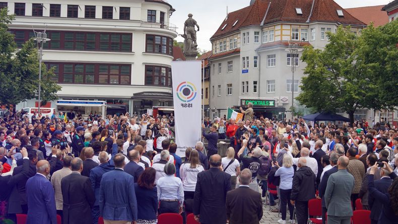 Foto: DSB / Der Marktplatz in Suhl war sehr gut besucht während der Eröffnungsfeier. Foto: DSB / Der Marktplatz in Suhl war sehr gut besucht während der Eröffnungsfeier.