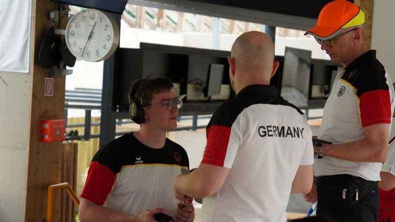 Foto: DSB / Bundestrainer Detlef Glenz (rechts), hier mit Co-Trainer Lucas Jourdan und Colin Hilk am zweiten Tag des Schnellfeuerpistolen-Wettbewerbs, konnte mit der Leistung seiner Athleten nicht zufrieden sein.