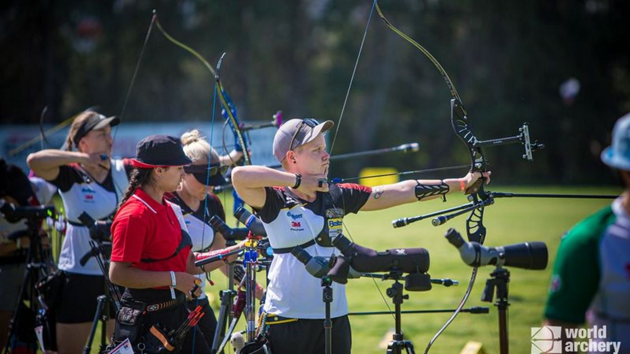 Foto: World Archery / Michelle Kroppen sowie Charline Schwarz und Katharina Bauer im Hintergrund sind beim Weltcup in Gwangju im Einsatz.