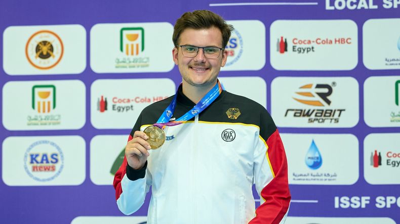 Foto: ISSF / Überglücklich mit der WM-Silbermedaille über 300m liegend: Max Ohlenburger. Foto: ISSF / Überglücklich mit der WM-Silbermedaille über 300m liegend: Max Ohlenburger.