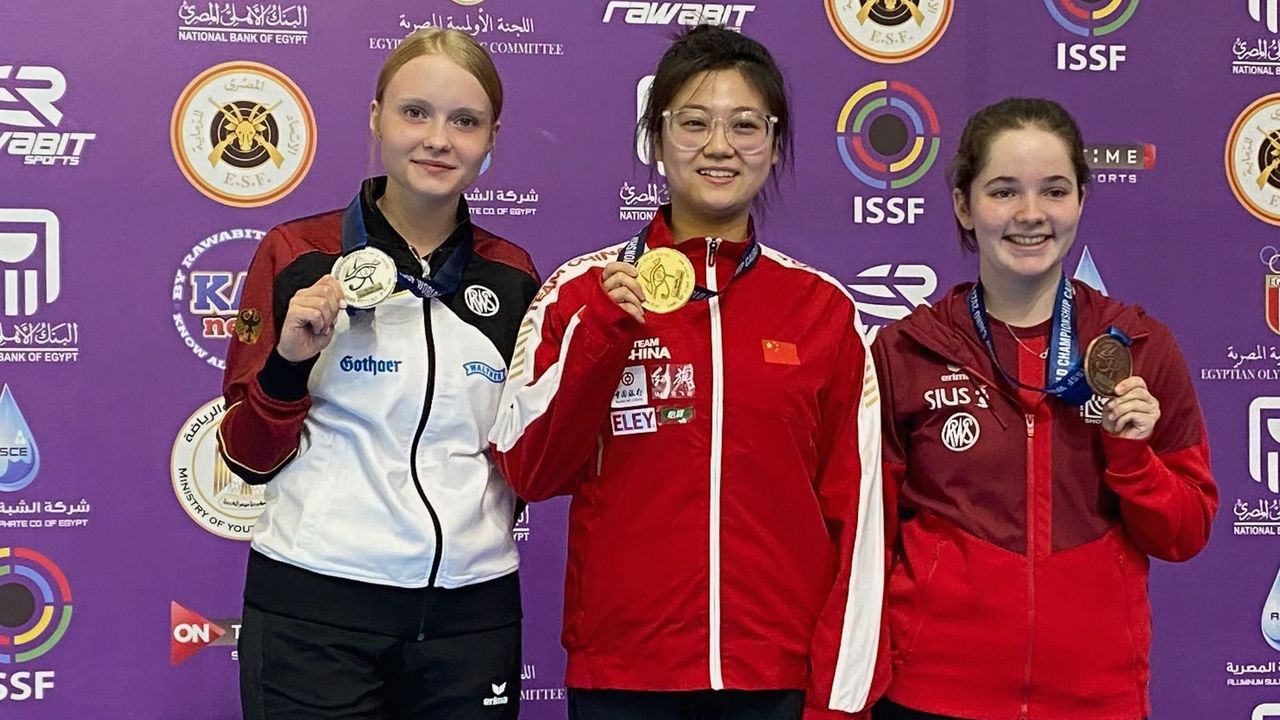 Foto: DSB / Nele Stark mit WM-Silber neben der Weltmeisterin Min Hou (CHN) und Gina Gyger (SUI).