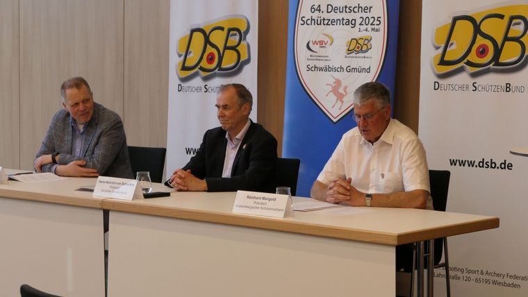 Foto: DSB / Reinhard Mangold, Hans-Heinrich von Schönfels und Jörg Brokamp (v.r.) standen auf der Pressekonferenz Rede und Antwort.