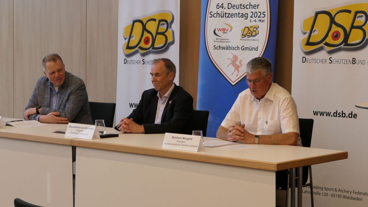 Foto: DSB / Reinhard Mangold, Hans-Heinrich von Schönfels und Jörg Brokamp (v.r.) standen auf der Pressekonferenz Rede und Antwort.