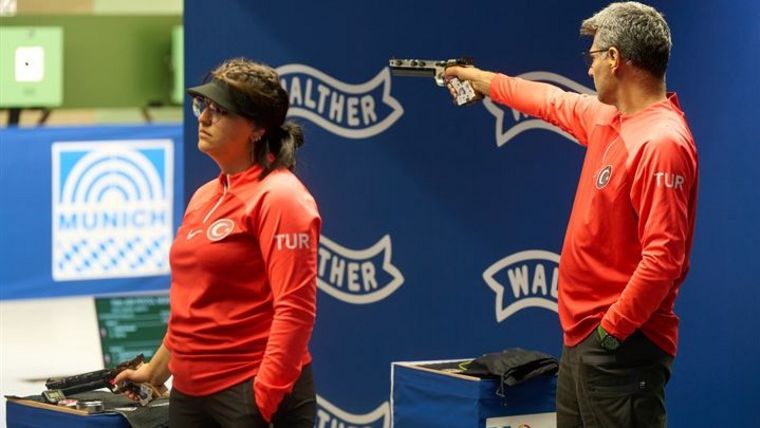 Foto: ISSF / Yusuf Dikec, hier bei seiner typischen Schusshaltung, gewann im vergangenen Jahr mit Mixed-Partnerin Ilayda Tarhan den Weltcup in München.