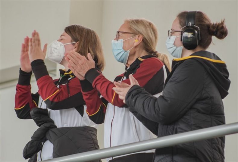 Foto: ISSF / Jubel im deutschen Team über die  Finalleistungen von Larissa Weindorf und Nele Stark.