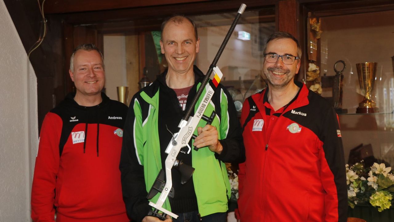 Foto: NDSB / v.l. Andreas Seibt, Stephan Dohm und Markus Lais mit dem von der Carl Walther GmbH gestifteten LG 400 aus der Kampagne #Jugendtrifft