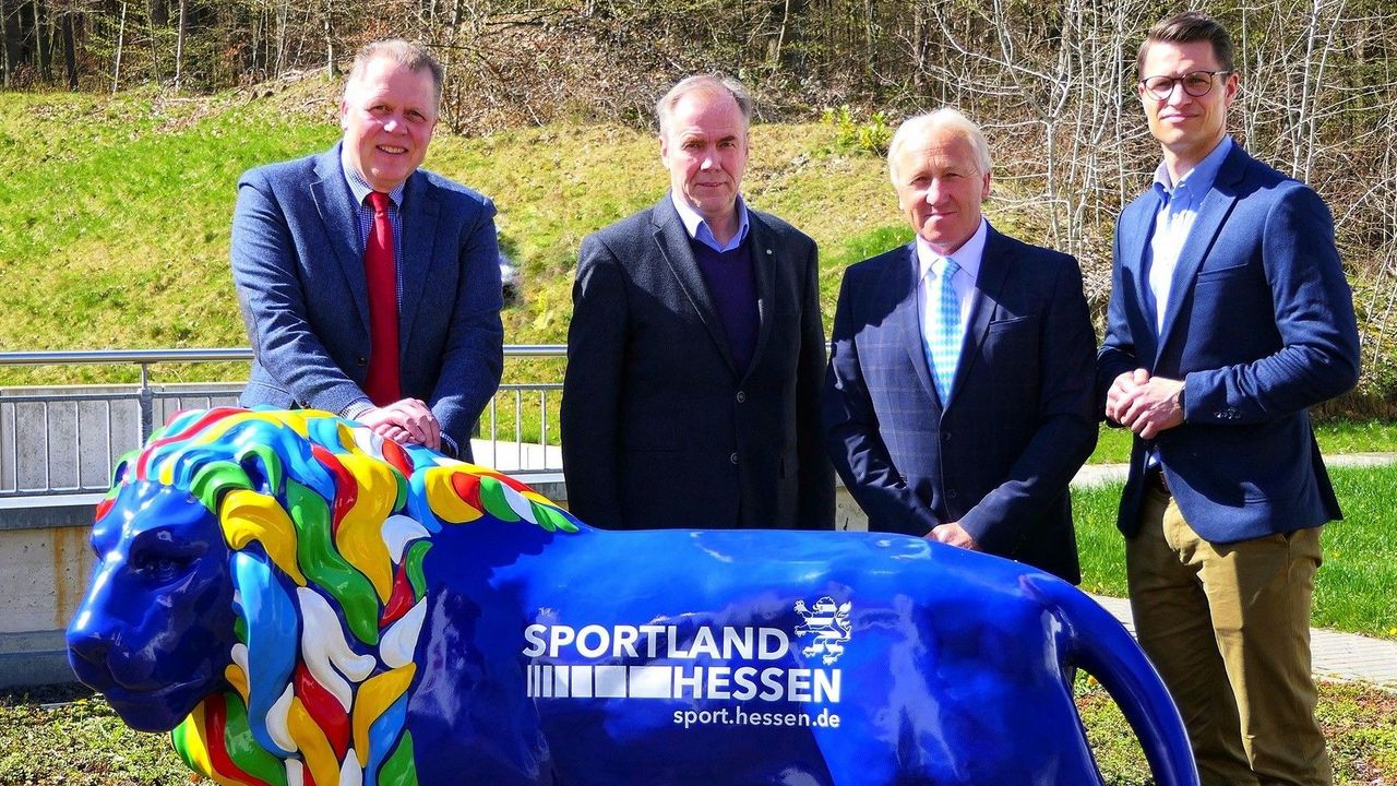 Foto: DSB / v.l.: DSB-Bundesgeschäftsführer Jörg Brokamp, DSB-Präsident Hans-Heinrich von Schönfels, ISSF-Generalsekretär Willi Grill und der stellvertretende DSB-Geschäftsführer Andreas Friedrich.