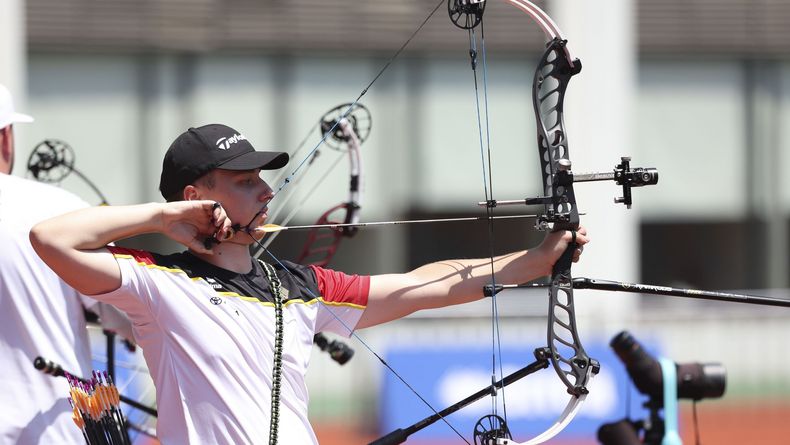 Foto: World Archery / Ruven Flüß schießt im 1/16-Finale gegen Teamkollege Yannic Arnold.