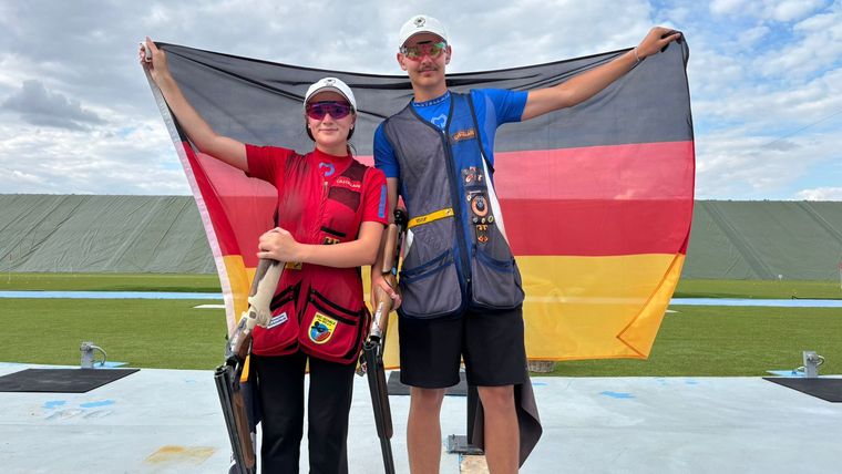 Foto: DSB / Mächtig stolz über den Europameistertitel Skeet Duet Junioren: Emilie Bunden und Vladislav Poddubskiy