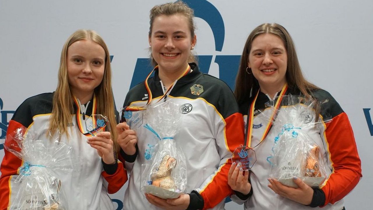 Foto: WSB / Die Siegerinnen im KK-Dreistellungskampf in Dortmund v.l.: Nele Stark, Hannah Wehren und Anna-Marie Beutler.