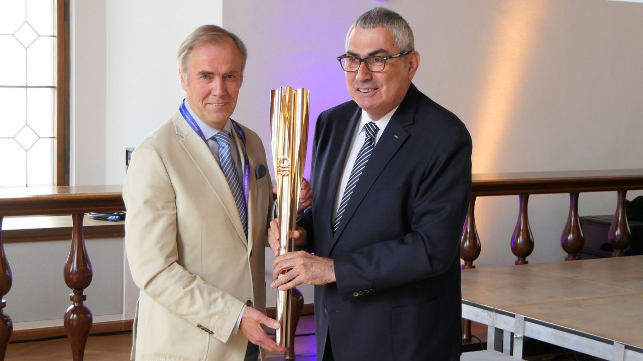 Foto: DSB / Prof. Dr. Ugur Erdener, Präsident der World Archery und IOC-Mitglied, überreichte DSB-Präsident Hans-Heinrich von Schönfels die olympische Fackel von Tokio.