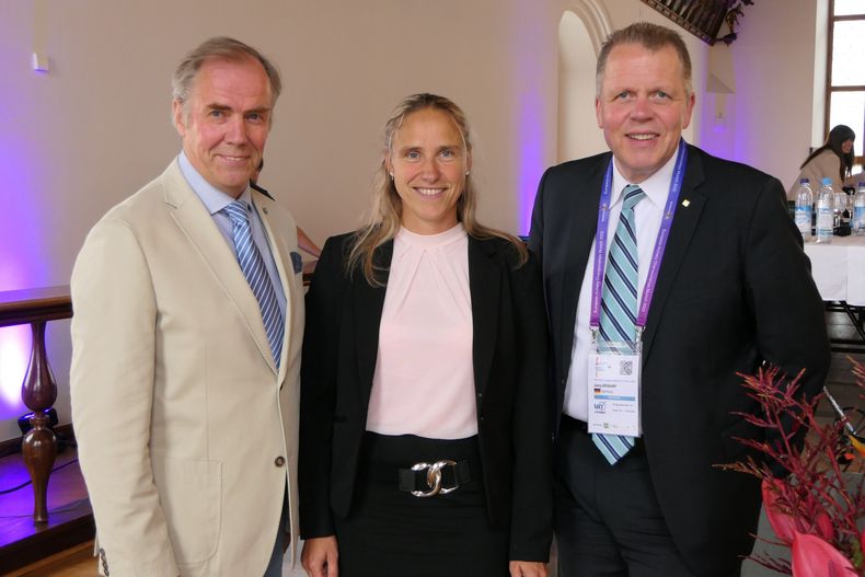 Foto: DSB / Hans-Heinrich von Schönfels und Jörg Brokamp freuen sich mit Sabrina Steffens über ihre Wiederwahl in das WAE-Board.