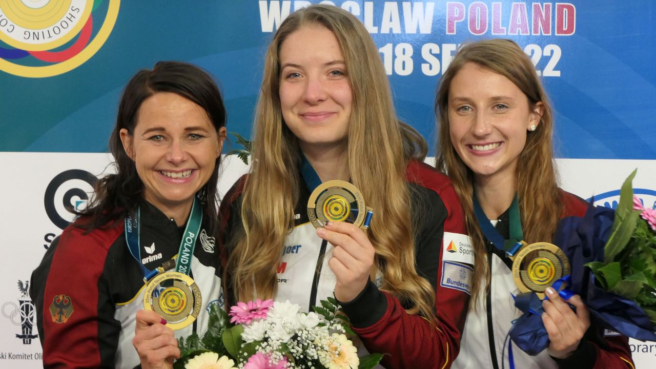 Foto: DSB / Strahlende Europameisterinnen: Monika Karsch, Doreen Vennekamp und Michelle Skeries.